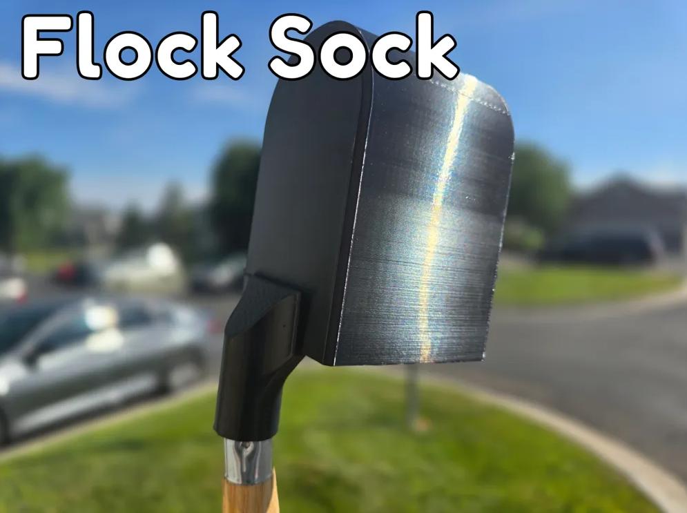Das Foto zeigt die Flock Sock, montiert an einer Kamera auf einem Stock.