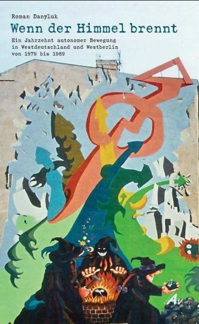 Das Buchcover von Roman Danyluk, „Wenn der Himmel brennt – Ein Jahrzehnt autonomer Bewegung in Westdeutschland und Westberlin von 1979 bis 1989“, zeigt die historische Fassadenmalerei des ehemaligen besetzten Hauses „KuKuCK“ (Kunst- und Kultur-Centrum-Kreuzberg) in der Anhalter Straße 7 in Berlin-Kreuzberg.  Das Wandbild wurde 1981 von der Künstlergruppe Ratgeb geschaffen und bedeckte eine der freistehenden Brandmauern des besetzten Gewerbehauses.  Vor einem hellblauen, stellenweise wie aufgebrochen oder zerklüftet wirkenden Hintergrund steigt eine große, vielfarbige Form in Grün, Blau, Rot und Gelb nach oben. Über ihr dominiert in kräftigem Rot das Hausbesetzerzeichen: ein stilisierter Blitz beziehungsweise Pfeil, der von einem Kreis umschlossen wird. Das Zeichen war ein weithin bekanntes Symbol der Hausbesetzerbewegung.  Im unteren Teil des Wandbildes sind drei dunkel gekleidete, hexenartige Gestalten dargestellt. Sie versammeln sich um einen gemauerten Kessel beziehungsweise eine Feuerstelle, die symbolisch für ein besetztes Haus steht. Die Figuren wirken durch ihre schwarze Kleidung und ihre teilweise maskenhaft dargestellten Gesichter düster und bedrohlich. Eine der Hexen hält eine Bombe in der Hand. Gerade dieses Motiv führte später zu heftigen politischen und juristischen Auseinandersetzungen um das Wandbild.  Links erscheint außerdem das große grüne Profil eines menschlichen Gesichts. Rechts und im oberen Bereich verteilen sich weitere stark stilisierte Figuren, Pflanzen und abstrakte Formen. Die leuchtenden Farben stehen in deutlichem Kontrast zu den dunklen Hexengestalten am unteren Bildrand.  Das Wandbild verbindet damit Hausbesetzung, Widerstand und politische Symbolik mit einer märchenhaft-fantastischen Bildsprache. Nach der Räumung des KuKuCK wurde die Fassadenmalerei aufgrund eines Gerichtsbeschlusses 1984 übermalt. Historische Fotografien des Wandbildes wurden später zu einem bekannten Bildmotiv für die West-Berliner Hausbesetzer- und Alternativbewegung der frühen 1980er Jahre.  Im oberen weißen Bereich des Buchcovers stehen in schwarzer Schrift der Name Roman Danyluk, der Titel „Wenn der Himmel brennt“ und darunter der Untertitel „Ein Jahrzehnt autonomer Bewegung in Westdeutschland und Westberlin von 1979 bis 1989“
