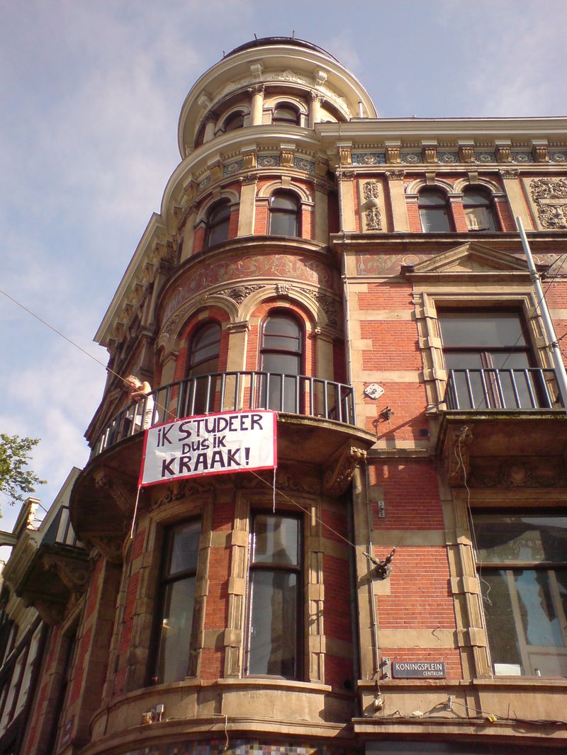 Gebäude „Kosmos“, Koningsplein 1, in Amsterdam. An der Ecke von Koningsplein und Singel 1890–1891 errichtetes GESCHÄFTSGEBÄUDE mit BÜROS und einer KONCIERGEWOHNUNG nach einem Entwurf im Neobarockstil von Th.G. Schill und D.H. Haverkamp im Auftrag der Direktoren der Versicherungsbank „Kosmos“. Das Geschäft befand sich im Erdgeschoss, die Büros – der Versicherungsbank „Kosmos“ selbst – waren im ersten und zweiten Stock untergebracht und die Hausmeisterwohnung befand sich im dritten Stock.