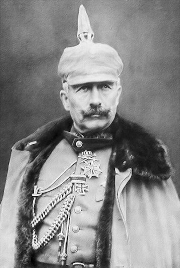 Das schwarz-weiß Foto zeigt Kaiser Wilhelm II. in Uniform mit Pickelhaube
