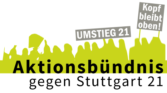 Das Logo des Aktionsbündnisses gegen Stuttgart 21 zeigt die Silouette einer demonstrierende Menschenmenge mit dem darübergelegten Text "Aktionsbündnis gegen Stuttgart 21" sowie den angedeuteten Transparenten mit dem Text "Kopf bleibt oben" und "Umstieg 21"