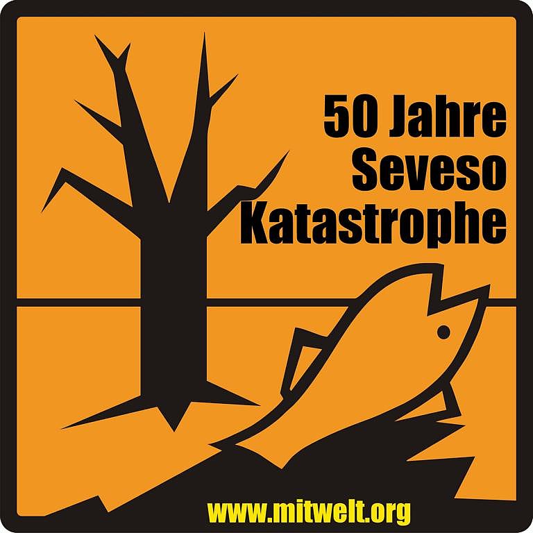Das Bild zeigt das Gefahrgutschild für giftige Produkte- einen kahlen Baum im Hintergrund, verunreinigter Boden und einen Toten Fisch auf orangenem Hintergrund. Dazu der Text "50 Jahre Seveso Katastrophe" und der Verweis auf die Webseite mitwelt.org als Quelle"