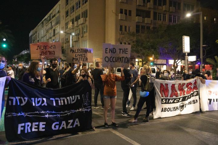 Rund 6000 Israelis und Palästinenser protestieren gegen Netanyahus Plan, im Juli Teile des Westjordanlandes zu annektieren, Rabin-Platz, Tel Aviv, 6. Juni 2020. Die Demonstranten hielten Schilder hoch, auf denen sie die israelische Kolonisierung und Besatzung verurteilten. Die israelische Polizei nahm mindestens 5 israelische Aktivisten fest, während Hunderte von Demonstranten eine Straße blockierten.